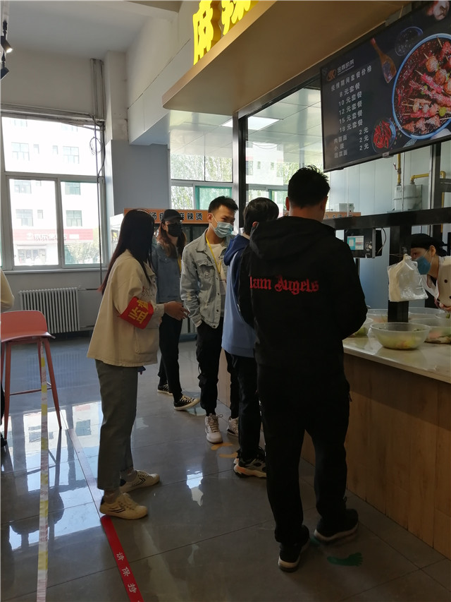 学生党员“护餐”岗 构筑安全文明就餐屏障