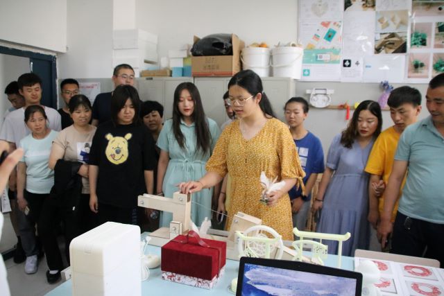 家长进校 携手共育 点赞智能工程学院“家长开放日”