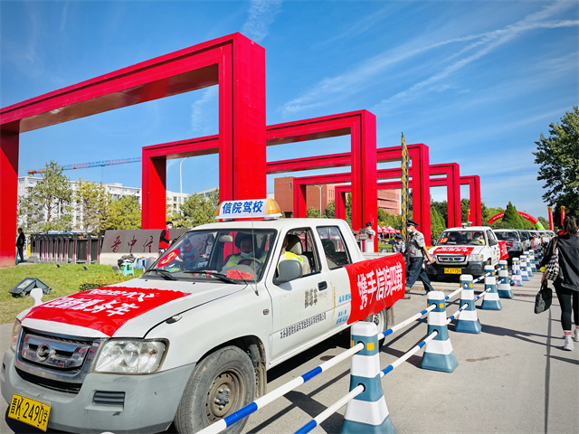 直击迎新现场!8000余名2022级萌新从信院奔向新征程