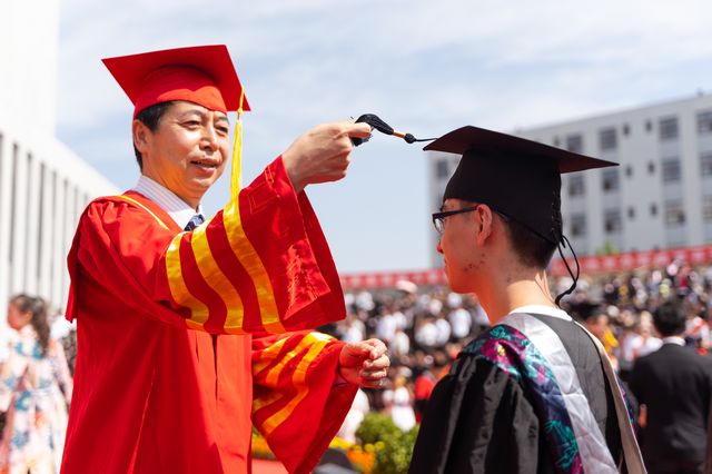 我校隆重举办“致远方”2019届学生毕业典礼暨学位授予仪式
