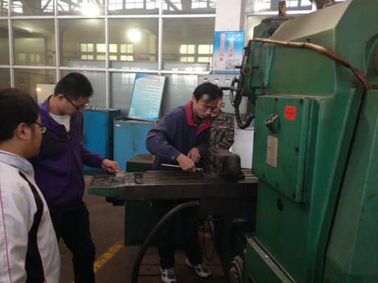 2011级机制电气专业圆满完成金工实习任务