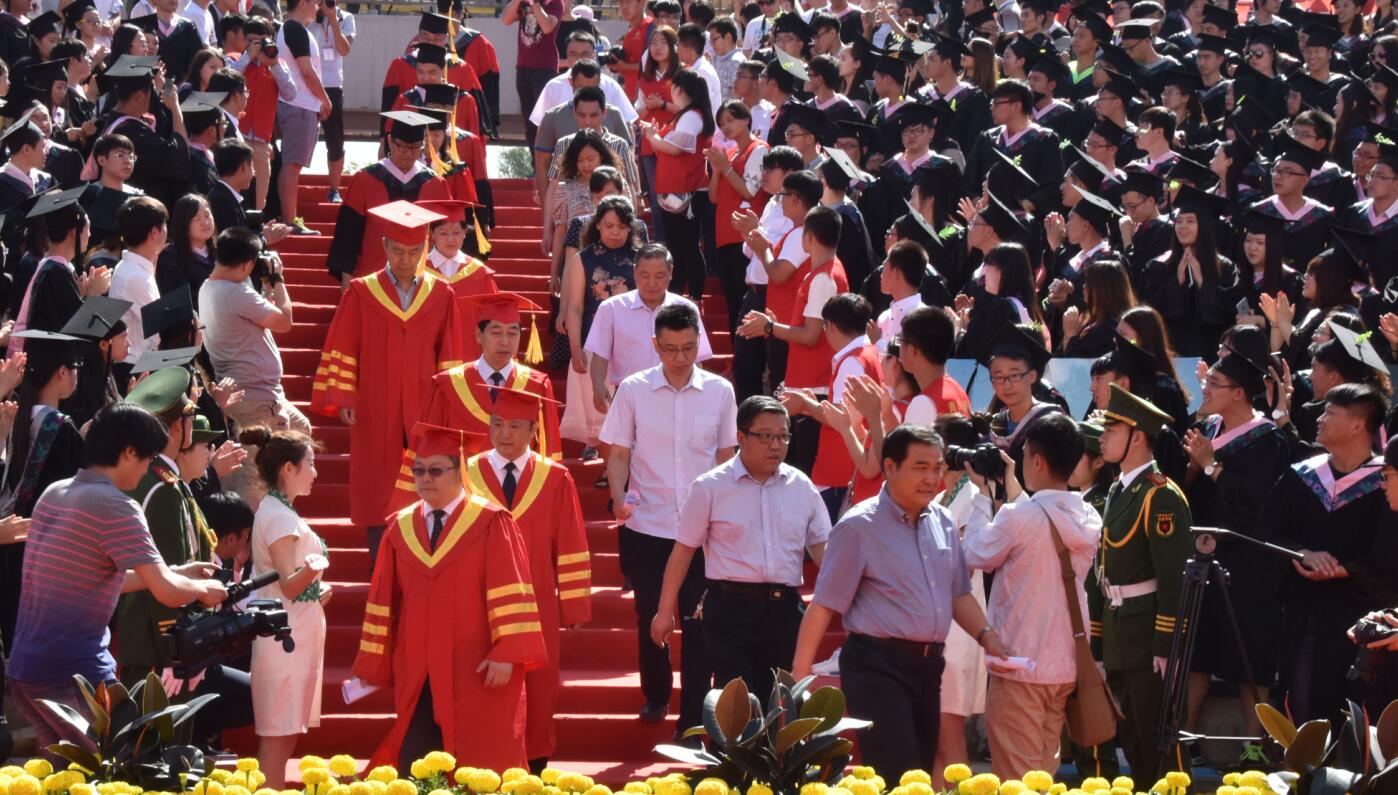 我院隆重举办2016届学生毕业典礼暨学位授予仪式