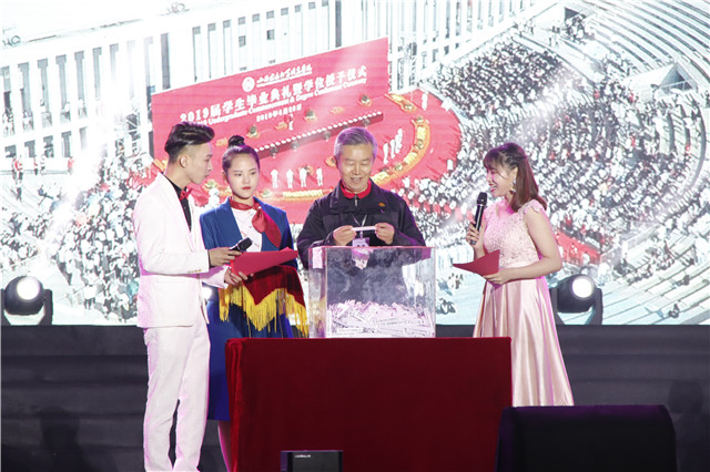 王铮亮倾情助力我校2019“无边”第七届校园摇滚音乐节开幕式暨“后来的我们”迎新晚会
