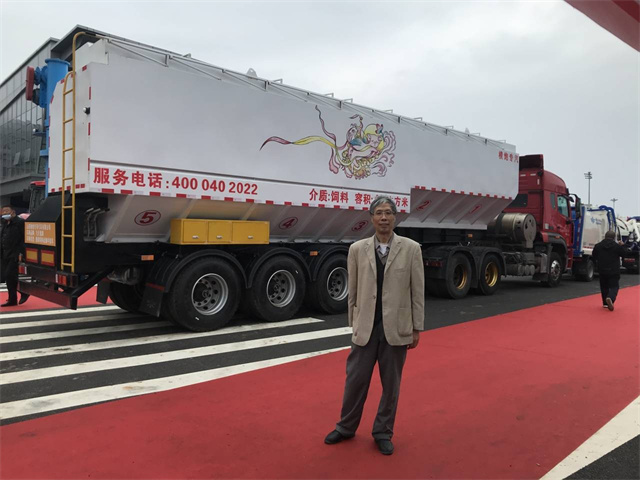 “智能专用车辆产业学院”第一代产品“飞天猪”亮相第七届中国(山西)特色农产品交易博览会