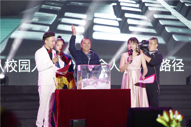 王铮亮倾情助力我校2019“无边”第七届校园摇滚音乐节开幕式暨“后来的我们”迎新晚会
