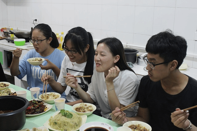 一路有您何所幸 我与书院共成长——记远景学院全宿共膳