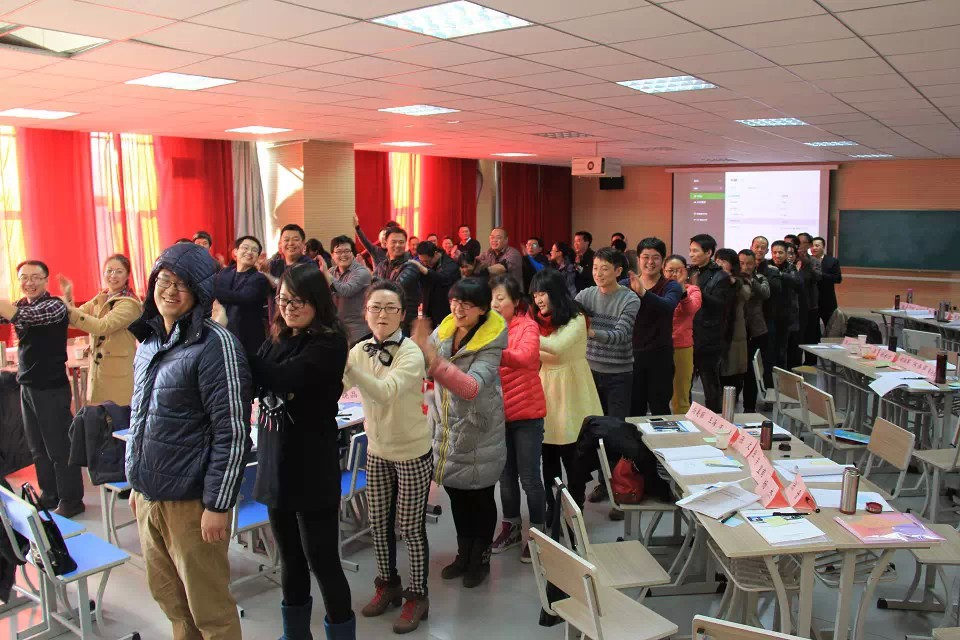 做学习型管理干部----学院特邀校外讲师对中层、储备干部培训