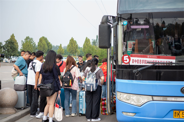新生集结号!8000余名2023级新生开启信院新篇章