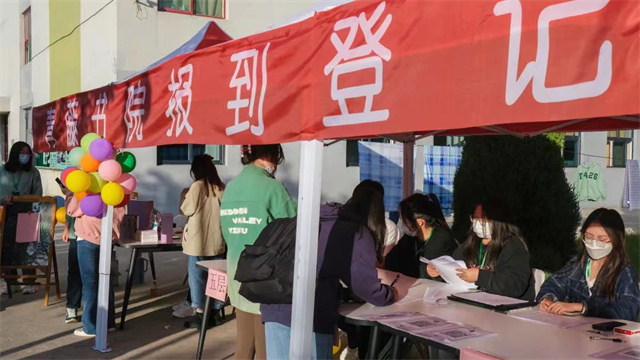 直击迎新现场!8000余名2022级萌新从信院奔向新征程
