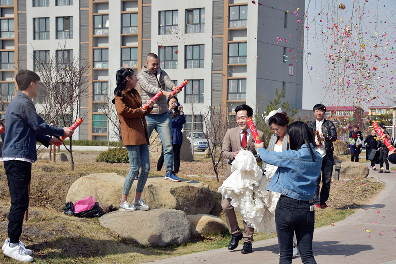 这世界什么都会陈旧,除了你回眸的微笑——大学情侣回母校拍婚纱照