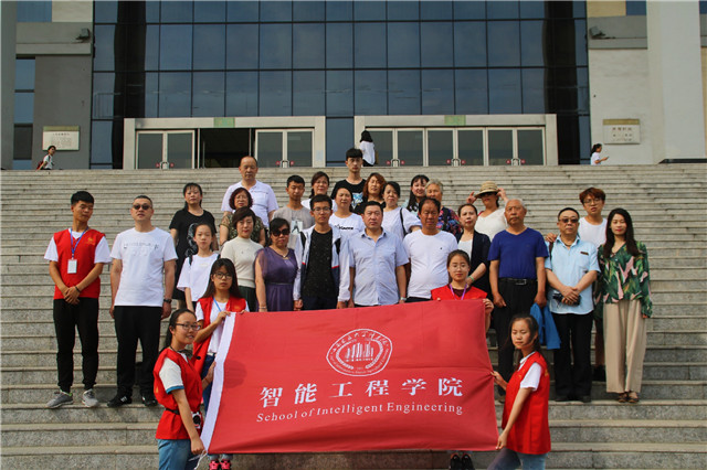 【家长开放月】架起家校心桥 共筑美好未来——智能工程学院“家长开放日”活动搭建家长与孩子之间的桥梁