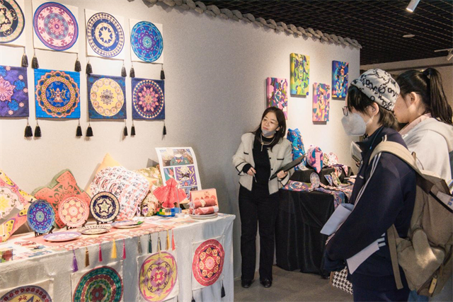 通专融合 双师授课 从信院“MOMA”出发——记远景学院与艺术传媒学院跨学科团队实践教学