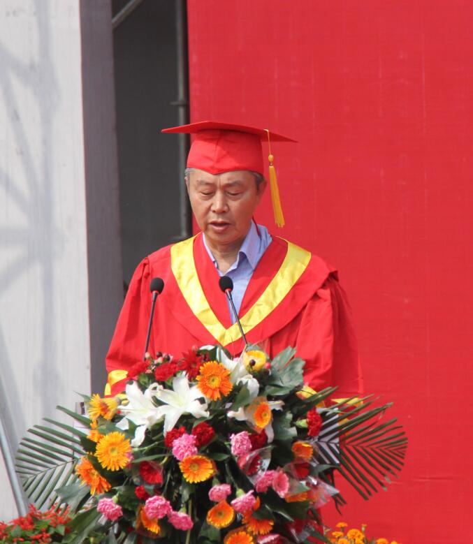 我校隆重举办2018届毕业典礼暨学位授予仪式