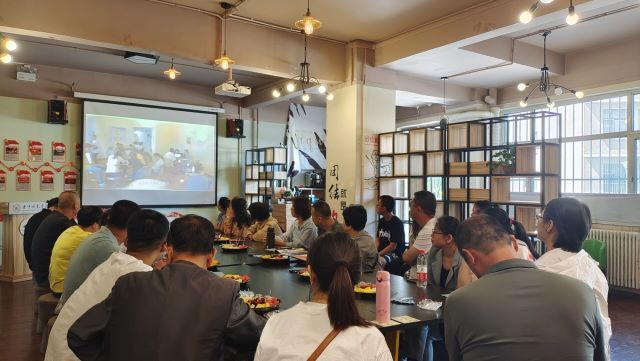 家长进校 携手共育 点赞智能工程学院“家长开放日”