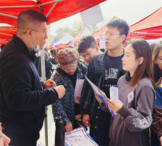 六省两市100家企业到我校选聘人才