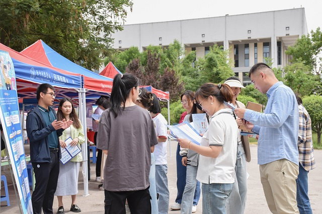 我校召开2023届毕业生管理类专场招聘会