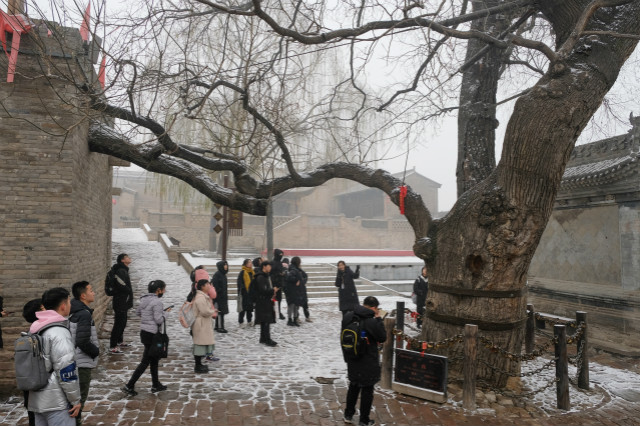 在风雪中探寻千年古堡神秘的韵味——我校创意写作学院作家班赴张壁古堡采风