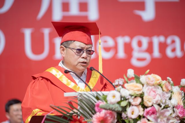 我校隆重举办“致远方”2019届学生毕业典礼暨学位授予仪式