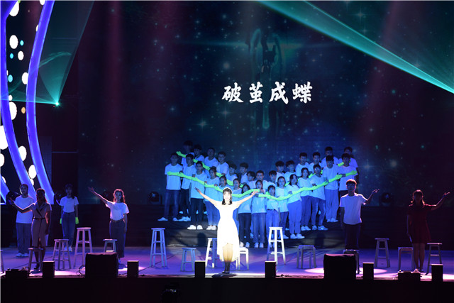 王铮亮倾情助力我校2019“无边”第七届校园摇滚音乐节开幕式暨“后来的我们”迎新晚会