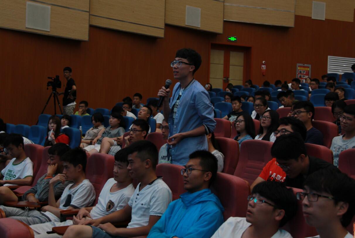 最后一堂课 名人面对面——我院举行毕业生“我的未来”主题讨论会