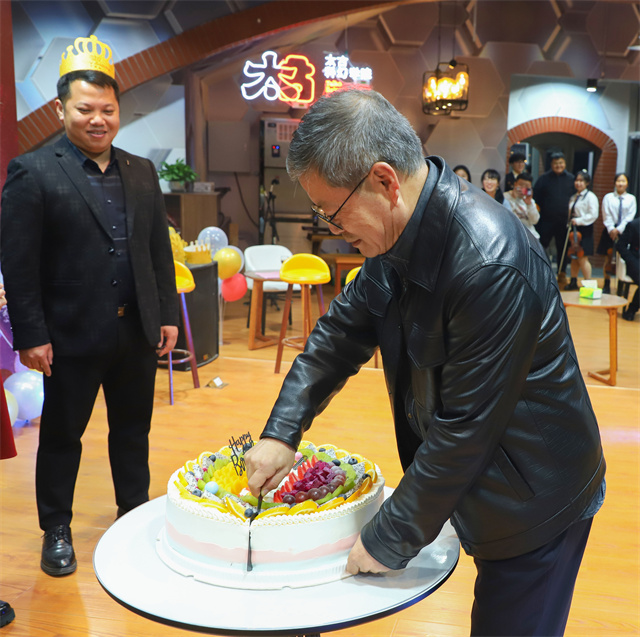 校工会为教工举办“责任与爱 相伴同行”交流酒会暨教职工集体生日会