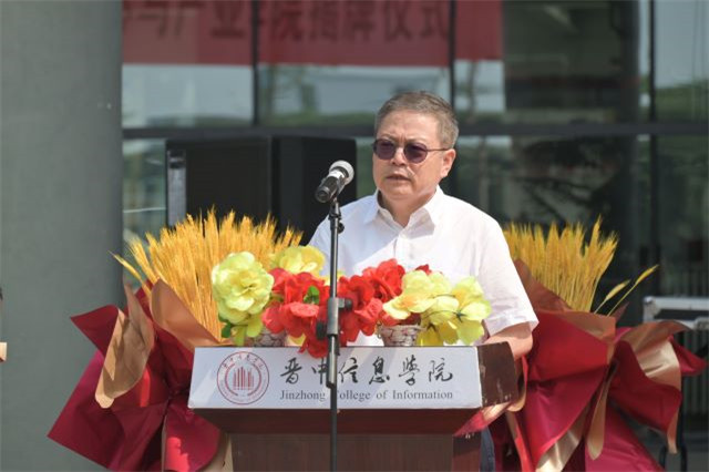 我校隆重举行“智能专用车辆产业学院”和“创研中心”成立揭牌仪式