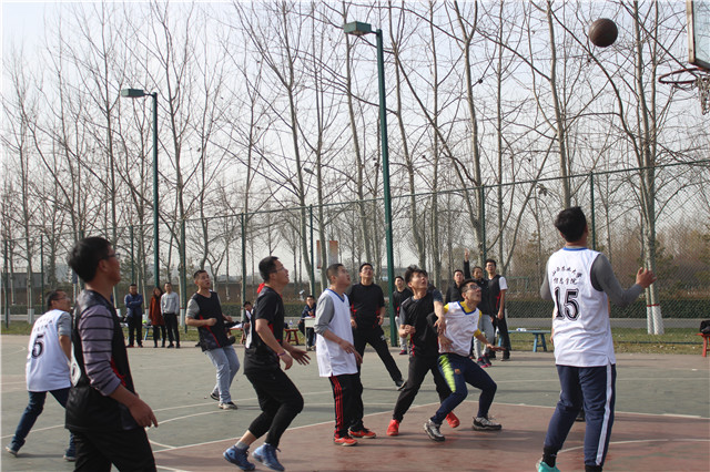 篮球场上尽显青春好时光——我校2018年教职工篮球赛圆满举办