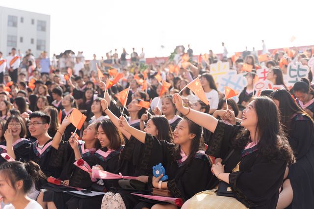 我校隆重举办“致远方”2019届学生毕业典礼暨学位授予仪式