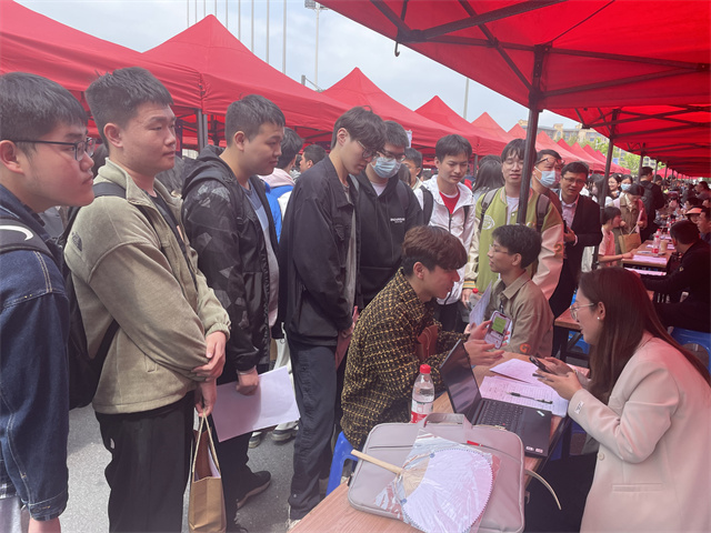 我校组织毕业生赴浙江上门求职