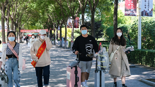 直击迎新现场!8000余名2022级萌新从信院奔向新征程