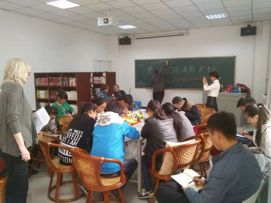 小径不曾缘客扫 蓬门今始为君开