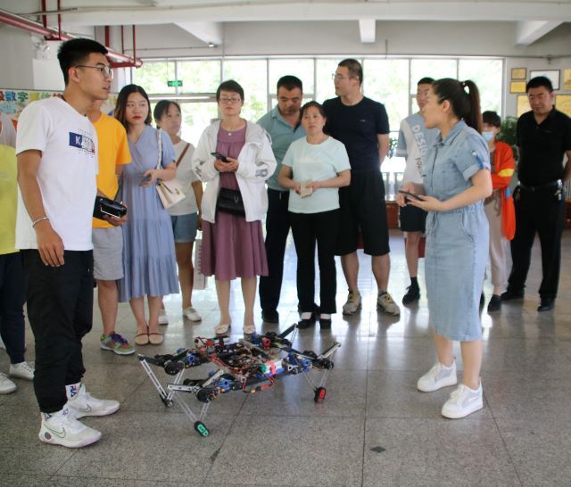 家长进校 携手共育 点赞智能工程学院“家长开放日”