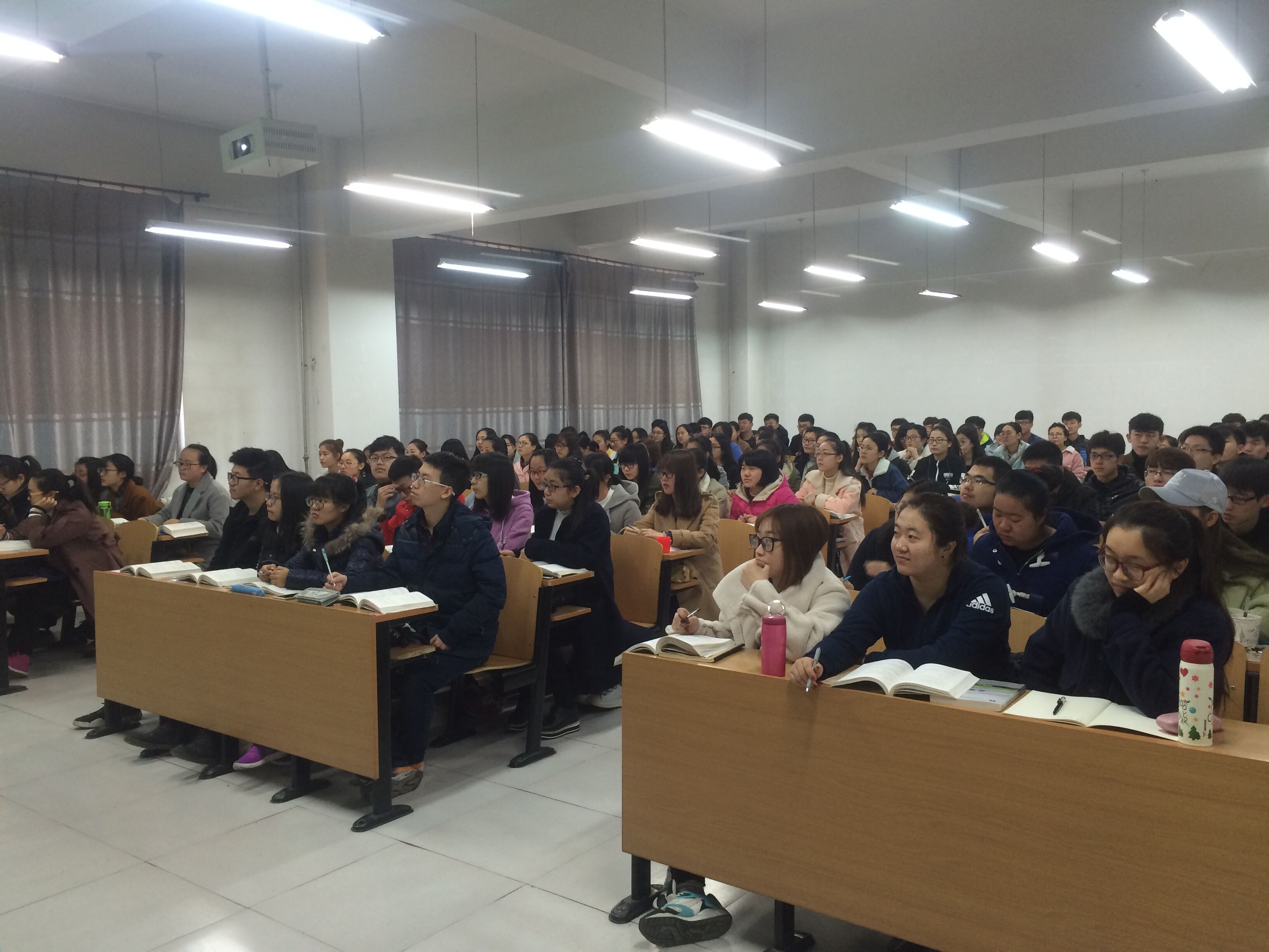 喜迎开学第一天 师生共筑新气象