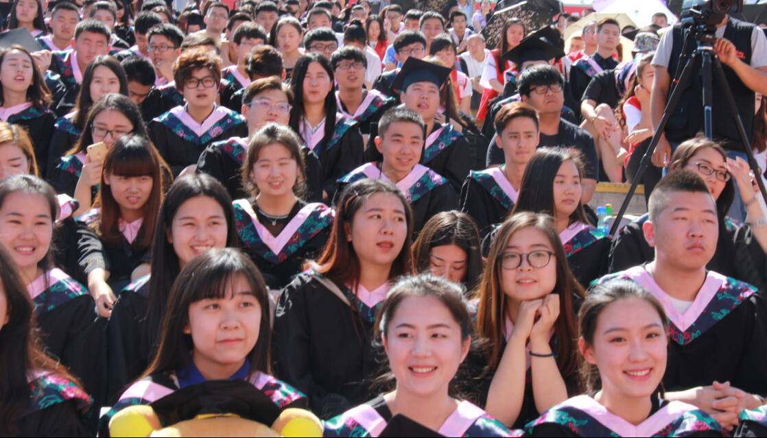我院隆重举办2016届学生毕业典礼暨学位授予仪式