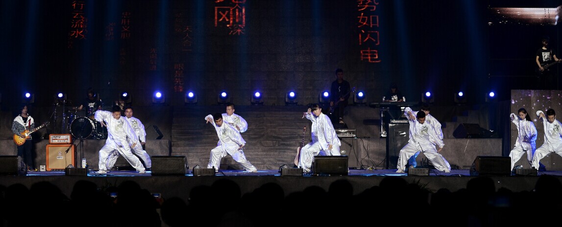 姚贝娜助阵校园音乐节 带领万人共摇滚