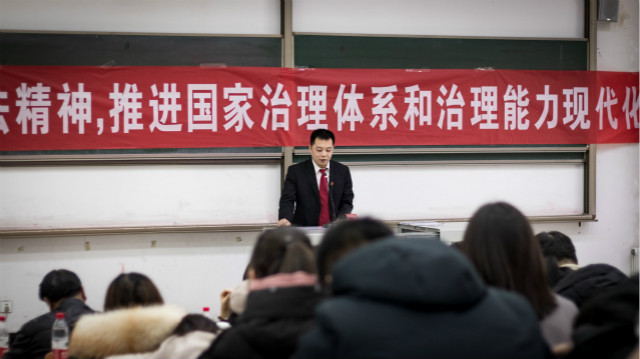 我校开展校园普法启动仪式暨普法宣传讲座