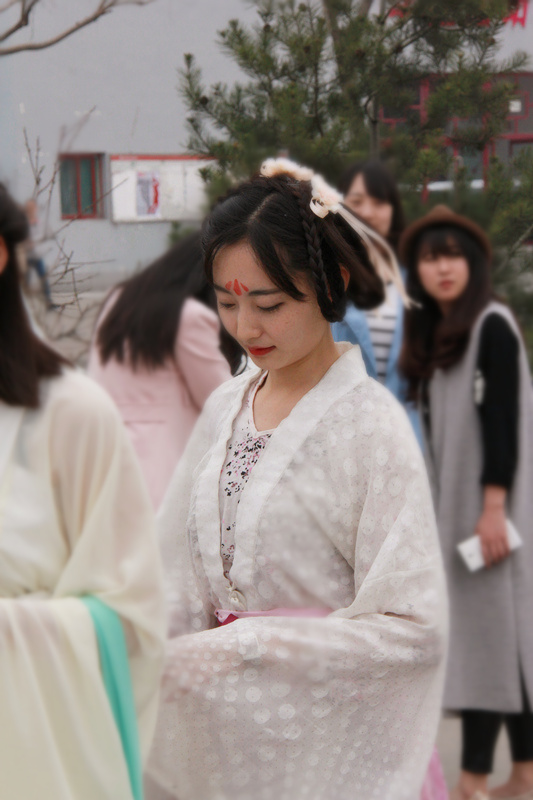 我院佳夜汉服社复原古代“女子及笄礼” 弘扬传统文化