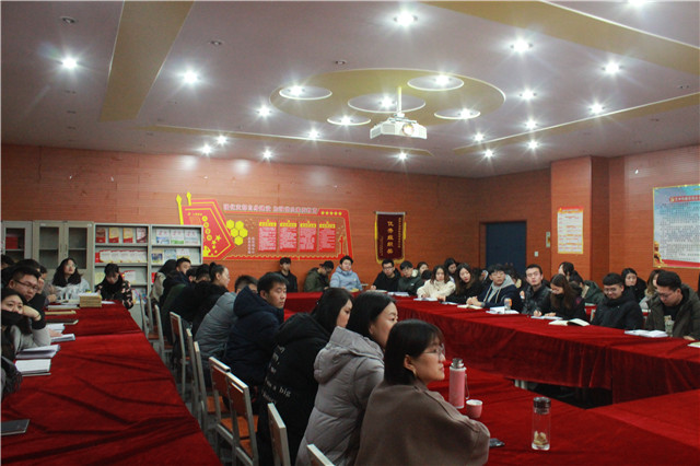 我校组织干部师生集中观看庆祝改革开放40周年大会盛况