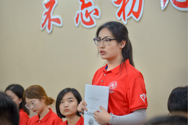 新疆生产建设兵团相关领导与我校“三下乡”团队亲切座谈