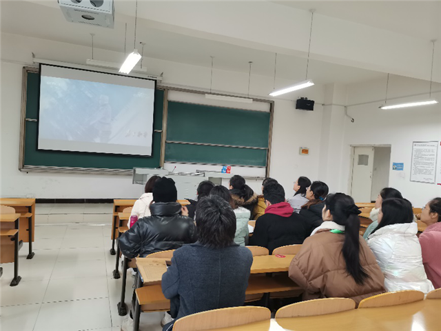 我校组织全体教师观看纪录片《为了和平》共同学习抗美援朝精神