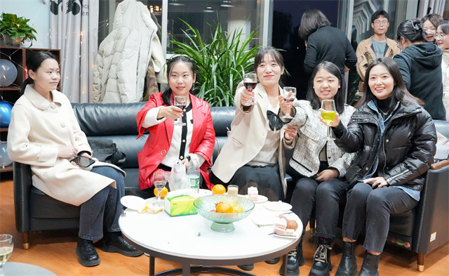 校工会为教工举办“责任与爱 相伴同行”交流酒会暨教职工集体生日会