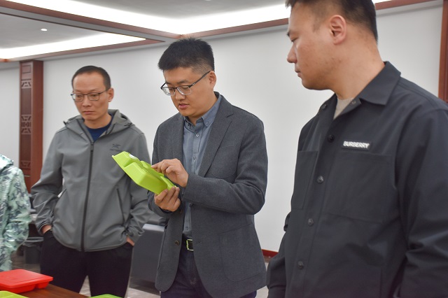 我校深入源德味央厨有限责任公司开展校企合作交流