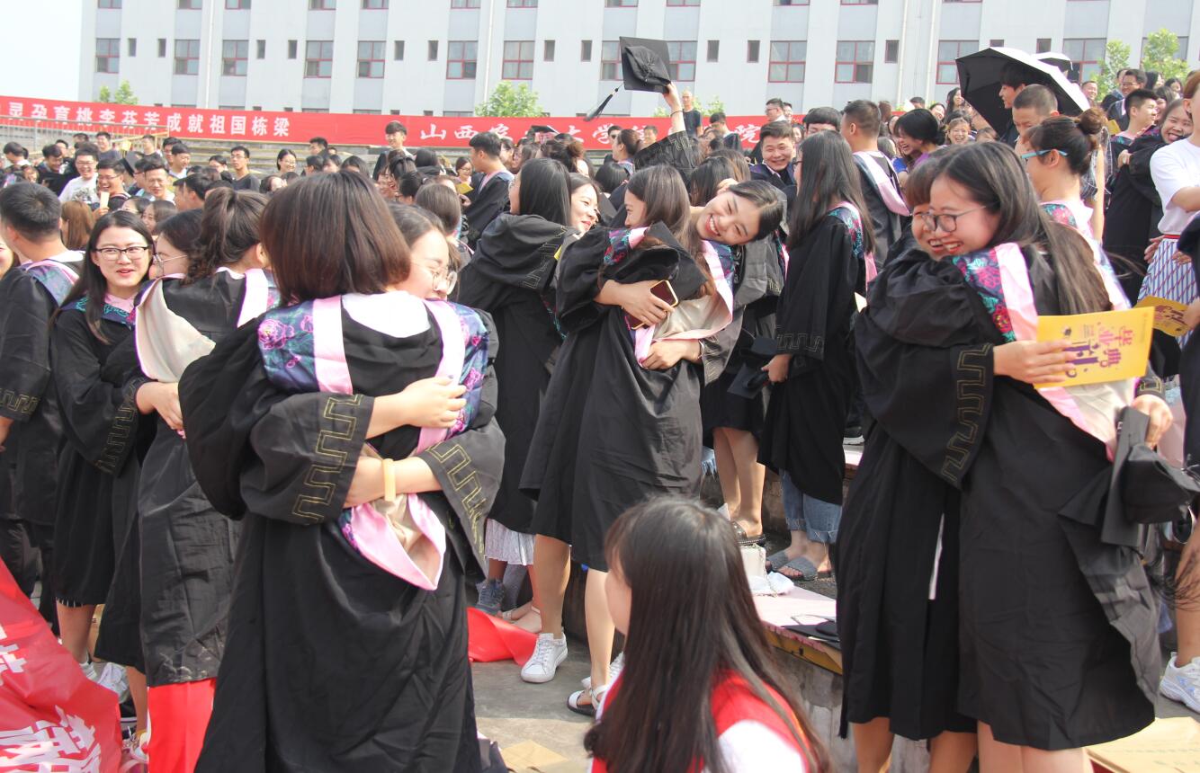 我校隆重举办2018届毕业典礼暨学位授予仪式