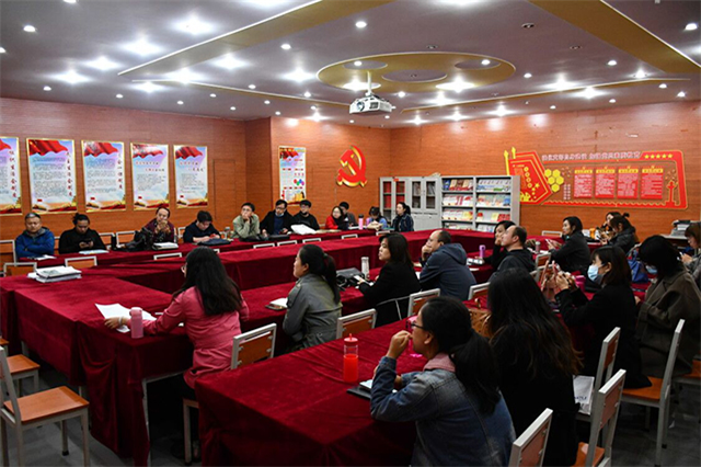 我校组织全体教师观看纪录片《为了和平》共同学习抗美援朝精神