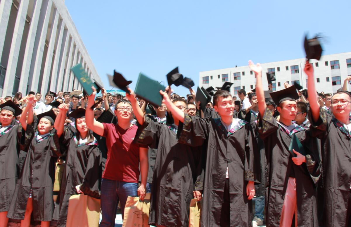 我院隆重举办2016届学生毕业典礼暨学位授予仪式