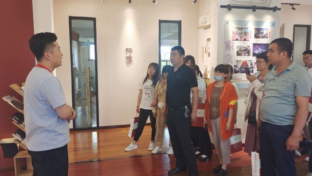 家长进校 携手共育 点赞智能工程学院“家长开放日”