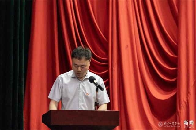 我校举办新党员宣誓、老党员重温入党誓词暨 “七一”表彰大会