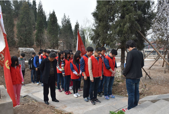 我院大学生志愿者祭奠革命先烈践行核心价值观
