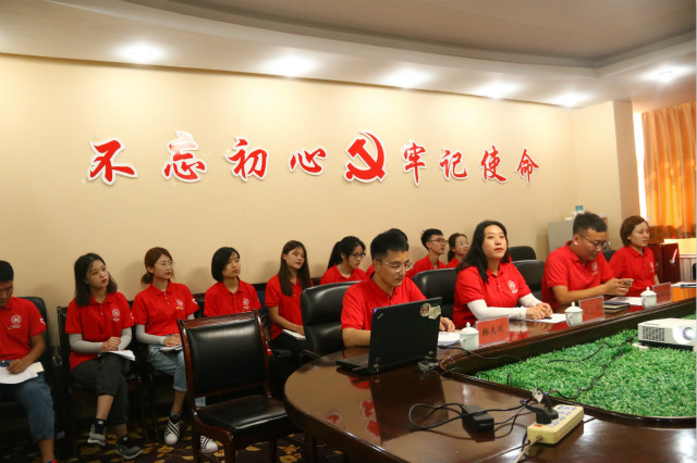 新疆生产建设兵团相关领导与我校“三下乡”团队亲切座谈