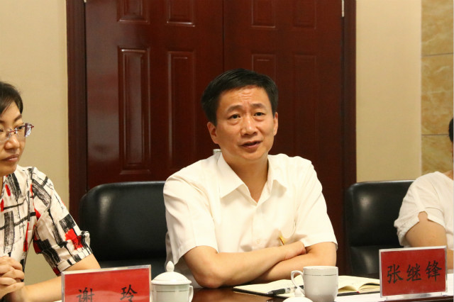 新疆生产建设兵团相关领导与我校“三下乡”团队亲切座谈